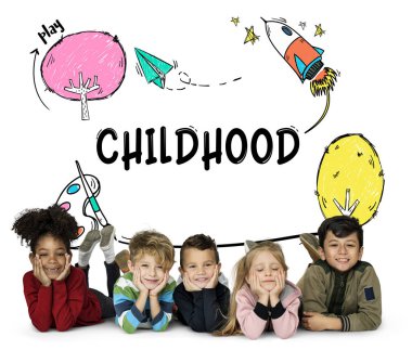 Küçük çocuk yerde döşeme