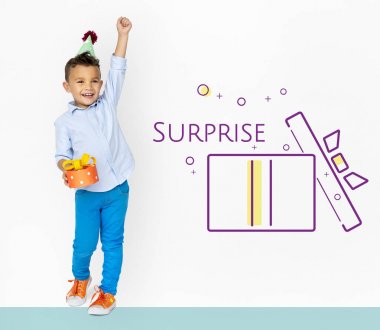 hediye kutusu ile doğum günü şapkalı çocuk