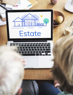 İşyeri masada dizüstü kullanarak çift