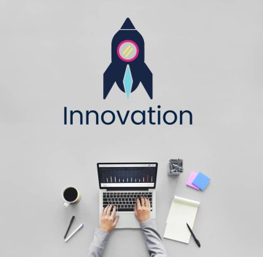 Dizüstü bilgisayarda yazı yazan kadın elleri 