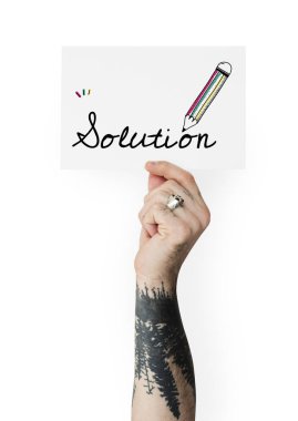 Kafatası ile afişini tutan kişi