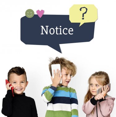 Cep telefonları konuşan çocuklar