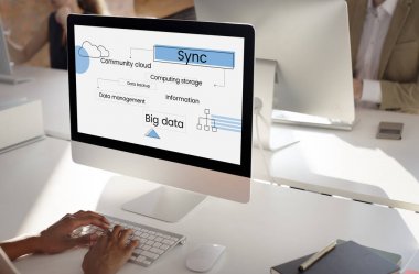 Lachende vrouw in de stad 