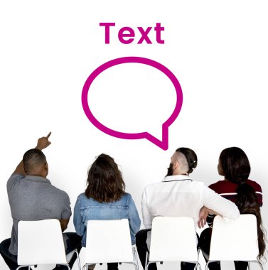 sandalye üzerinde oturan ve duvara bakarak insanlar 