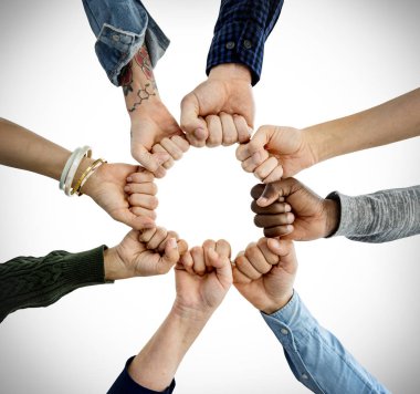 elleriyle ve yumruk çarpmak