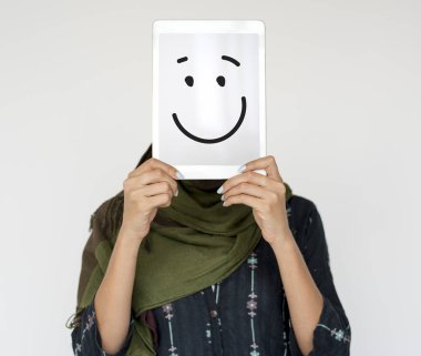 Dijital tablet tutan kadın 