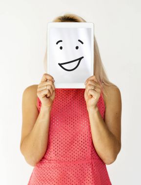 Dijital tablet ile yüz kapsayan kişi