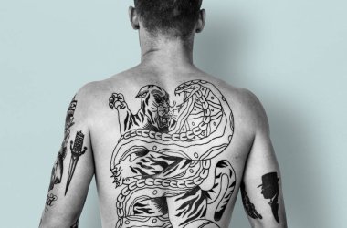 adam çıplak sırtına dövme ile