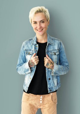 kısa sarı saçlı kadın