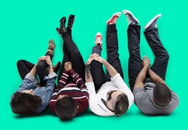 katta oturan insanlar 