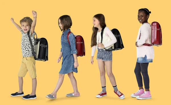 Niños caminando con mochilas — Foto de Stock