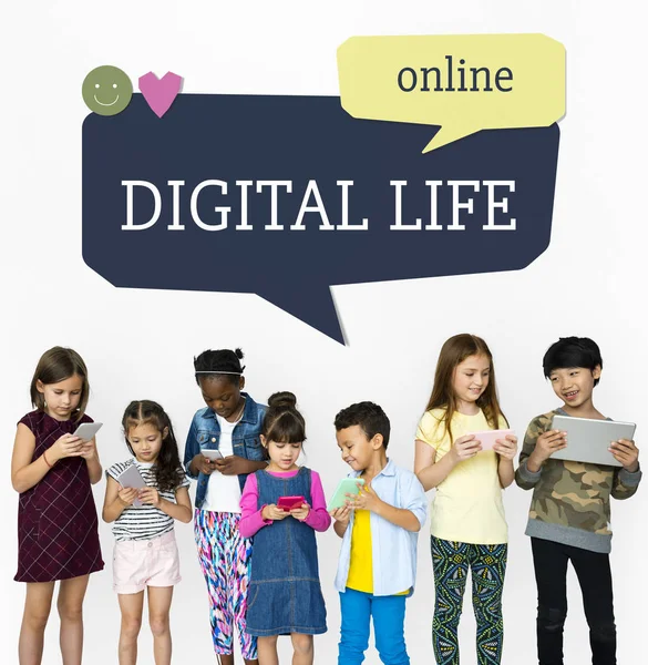 Niños que utilizan dispositivos digitales — Foto de Stock