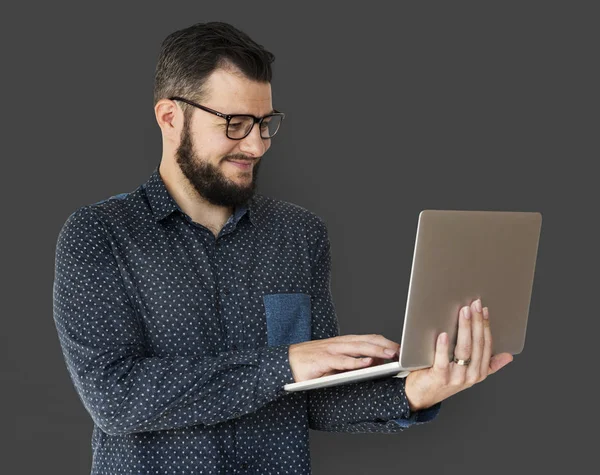 Білий чоловік використовує ноутбук — стокове фото