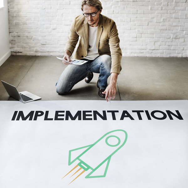 Бизнесмен работает рядом с плакатом
