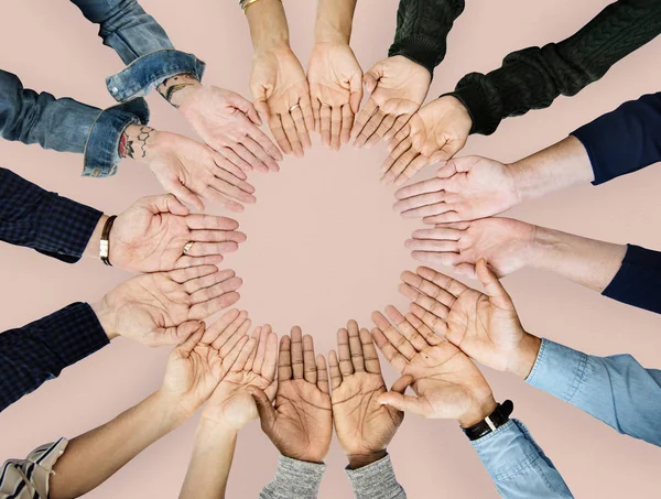 Mani multietniche nel cerchio — Foto Stock