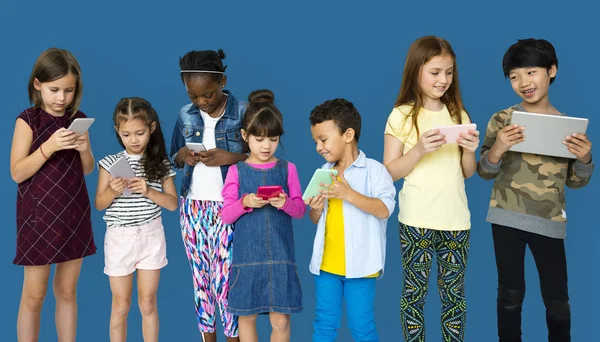 Çocuklar dijital cihazlar kullanarak — Stok fotoğraf