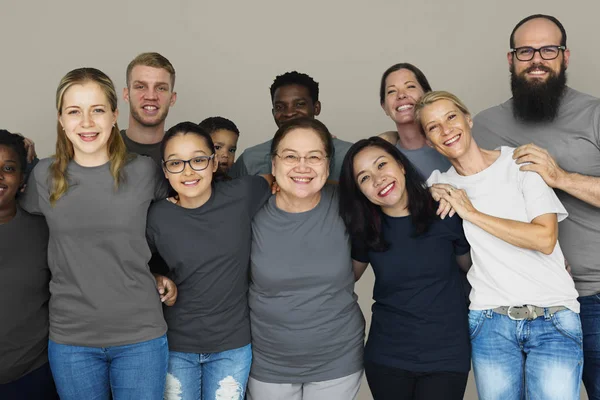 Personas abrazando en el estudio — Foto de Stock