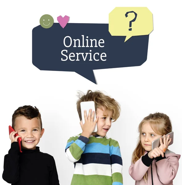 Cep telefonları konuşan çocuklar