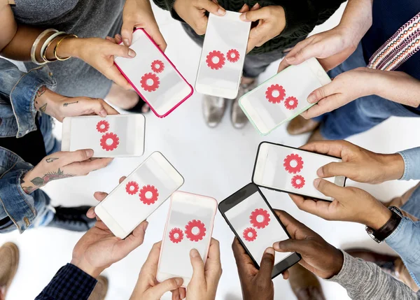 Pessoas que têm telemóveis — Fotografia de Stock