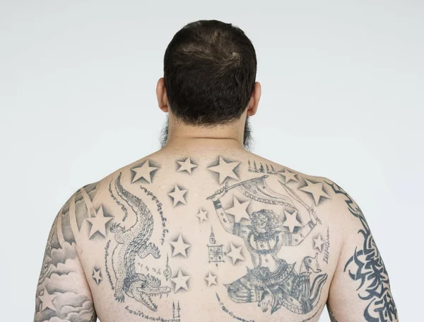 Bebaarde man met tatoeages — Stockfoto