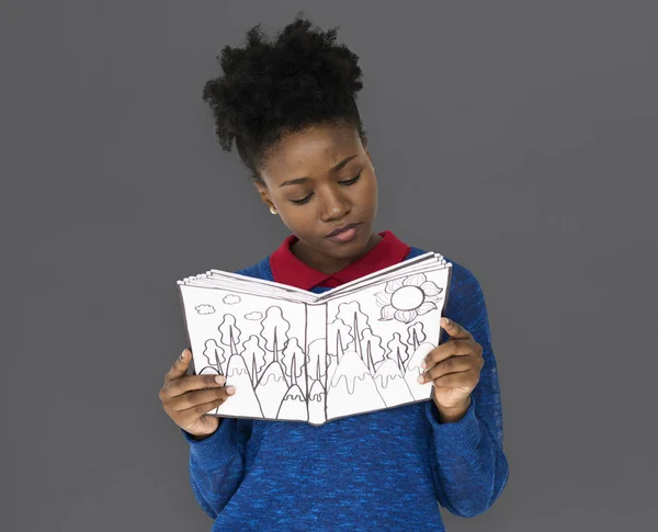 Африканская американка читает книгу — стоковое фото