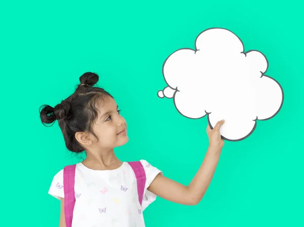 Flickan håller tal molnet — Stockfoto