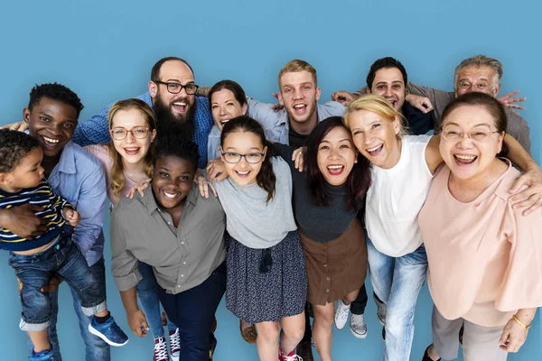 Persone che si abbracciano in studio — Foto Stock