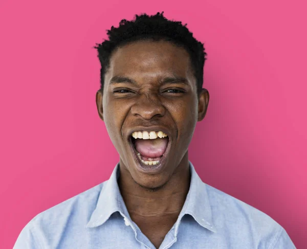 Ουρλιάζοντας Αφρικής άνδρας — Φωτογραφία Αρχείου