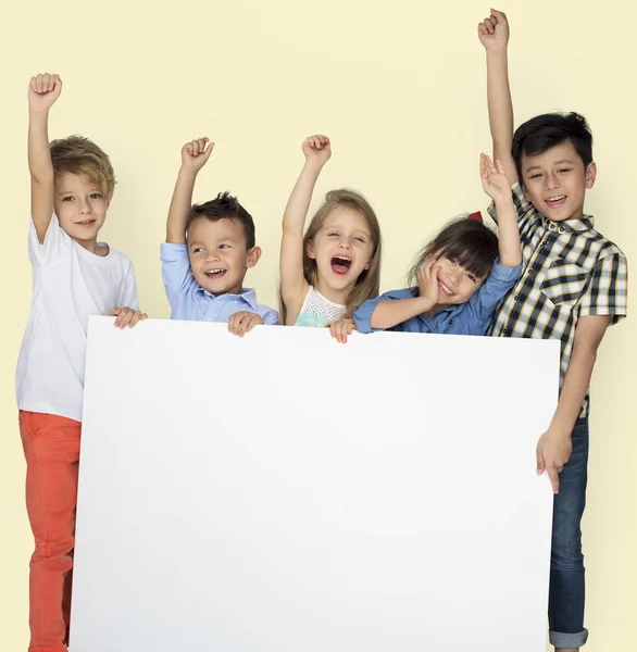 Niños pequeños sosteniendo pancarta —  Fotos de Stock