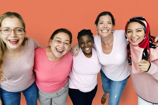 Mujeres abrazando en estudio — Foto de Stock