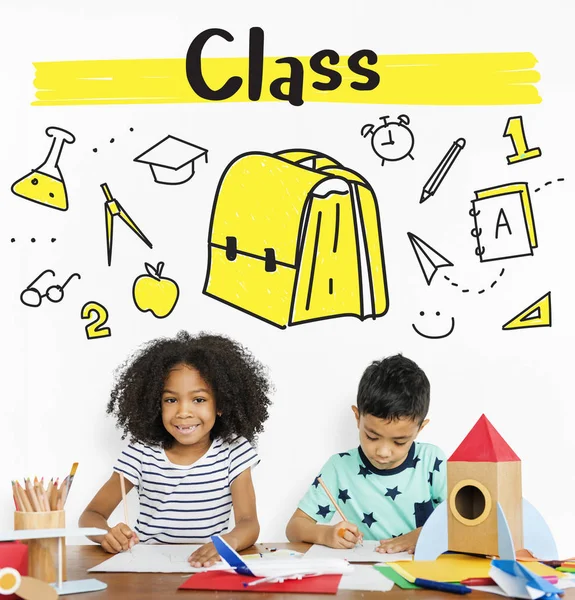 Niños pequeños dibujando en la mesa — Foto de Stock