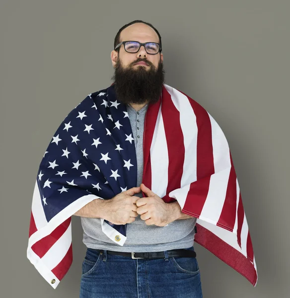 Hombre sosteniendo bandera americana — Foto de Stock