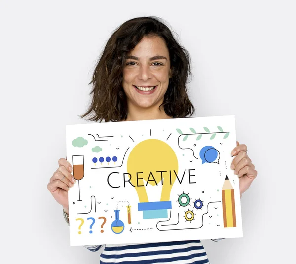 Meisje met illustratie van creativiteit gloeilamp — Stockfoto