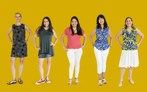 Donne sorridenti e in piedi in fila — Foto Stock