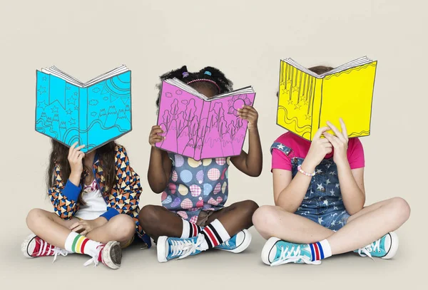 Meninas lendo livros juntos — Fotografia de Stock