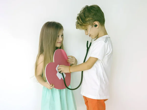 Děti se srdcem a stetoskop — Stock fotografie
