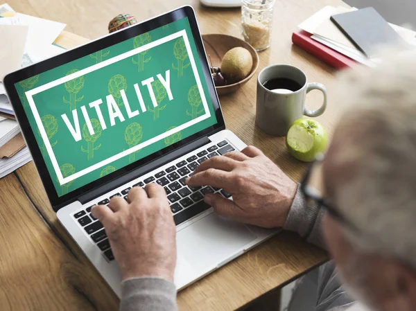 Senior adult man using laptop — Stock Photo, Image