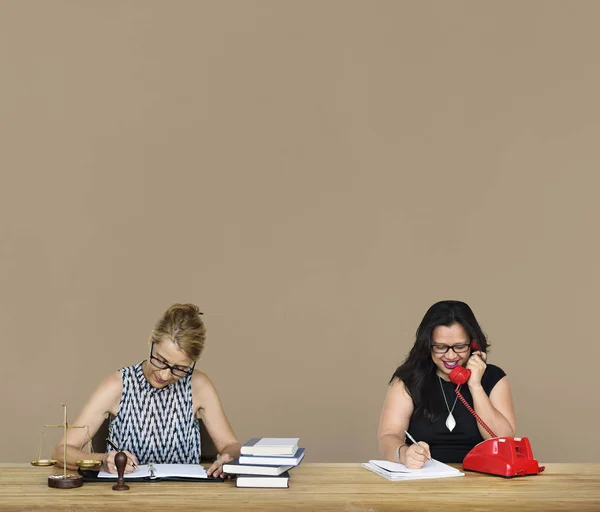 Vrouwen werken in advocatenkantoor — Stockfoto