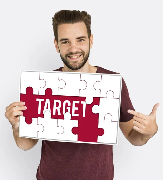 Uomo con la barba tiene cartello — Foto Stock