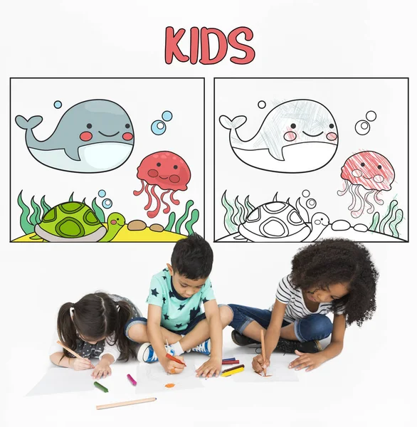 Niños dibujando sobre papeles —  Fotos de Stock