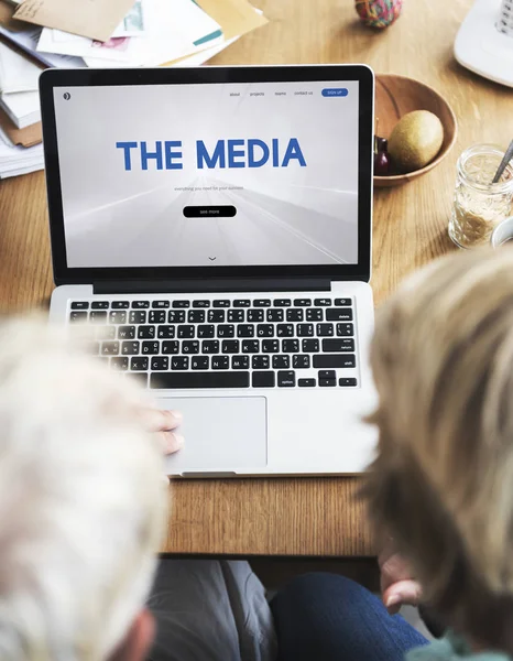 Paar met behulp van laptop aan werkplek tafel — Stockfoto