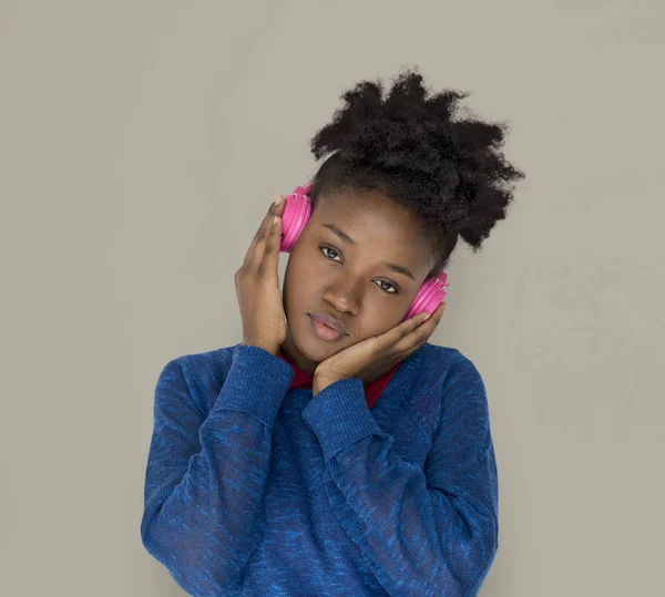 African american vrouw in hoofdtelefoons — Stockfoto