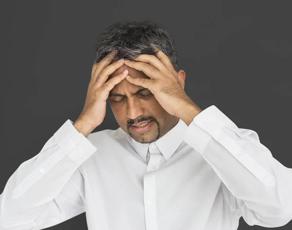Индийский мужчина с головной болью — стоковое фото