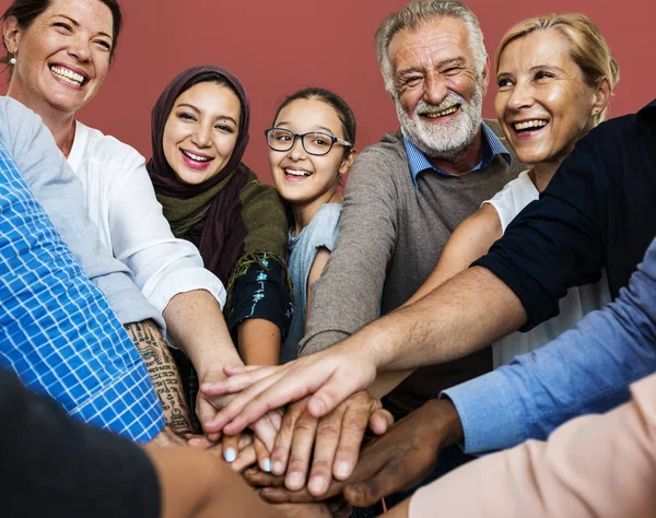 Persone che fanno pila di mani — Foto Stock