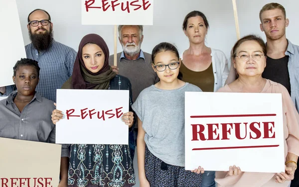 Personas con pancartas de protesta — Foto de Stock