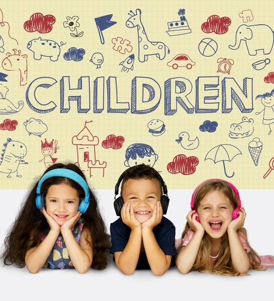 Niños Mentir y escuchar música —  Fotos de Stock