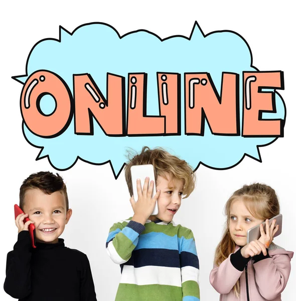 Cep telefonları konuşan çocuklar