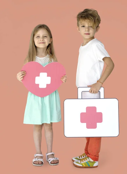 Kinderen houden van Papercraft EHBO — Stockfoto