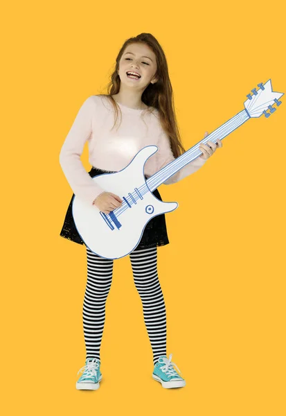 Ragazza suonare la chitarra — Foto Stock