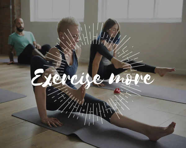 Amigos haciendo práctica de yoga — Foto de Stock